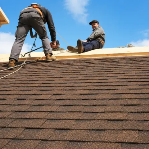 Artisan couvreur Génissac réalisant la pose d'une toiture en tuiles