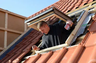 Pose de fenêtre de toit et velux par un couvreur à Génissac